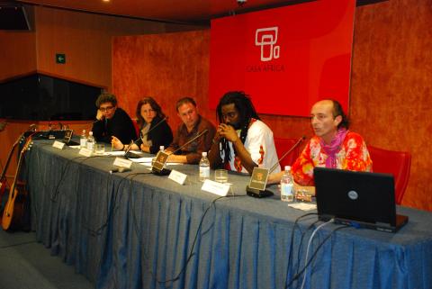 9. De izq. a dere.: Pedro Guerra -autor y músico-, Delia Padrón -Coordinadora de Amnistía Internacional en Canarias-,José Antonio Neketán -Periodista y moderador del debate-,  Jean Naya -Músico-, y Arítides Moreno -músico-