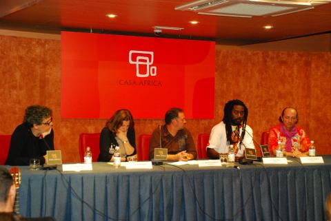 10. De izq. a dere.: Pedro Guerra -autor y músico-, Delia Padrón -Coordinadora de Amnistía Internacional en Canarias-,José Antonio Neketán -Periodista y moderador del debate-,  Jean Naya -Músico-, y Arítides Moreno -músico-