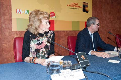 5. Mª Teresa Fernández de la Vega -Presidenta de la Fundación Mujeres por África- en la presentación del libro en Casa África, con Santiago Martínez-Caro -Director General de Casa África-
