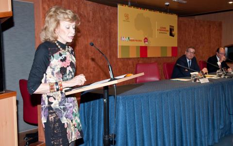 7. Mª Teresa Fernández de la Vega -Presidenta de la Fundación Mujeres por África- en la presentación del libro en Casa África