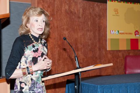11. Mª Teresa Fernández de la Vega -Presidenta de la Fundación Mujeres por África- en la presentación del libro en Casa África