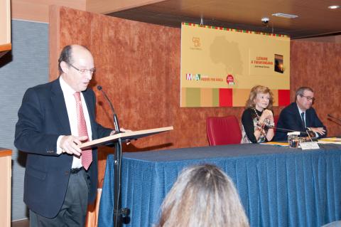 14. Dr. José Manuel Devesa, autor de la obra en la presentación del libro en Casa África