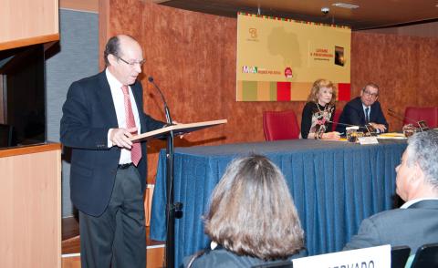 15. Dr. José Manuel Devesa, autor de la obra en la presentación del libro en Casa África