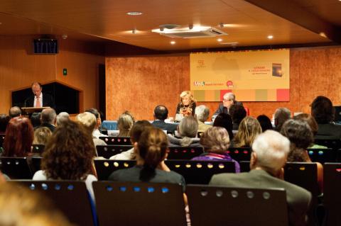 16. Imagen del acto de presentación de la novela Llévame a Faranfanfana en Casa África