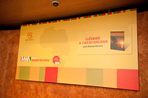 21. Imagen del acto de presentación de la novela Llévame a Faranfanfana en Casa África