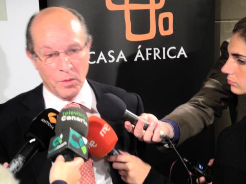 25. Dr. José Manuel Devesa, autor de la obra en la presentación del libro en Casa África