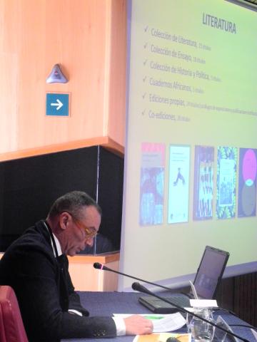 4. Intervención de Luis Padilla -Secretario General de Casa África- presentando las publicaciones de Casa África
