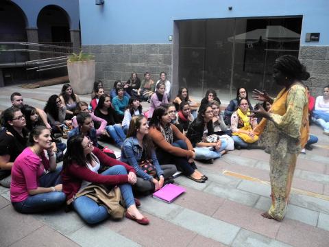 1. Actuación de Agnès Agboton en Casa África, escritora y cuentacuentos (Benín)