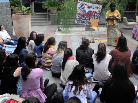 6. Actuación de Agnès Agboton en Casa África, escritora y cuentacuentos (Benín)