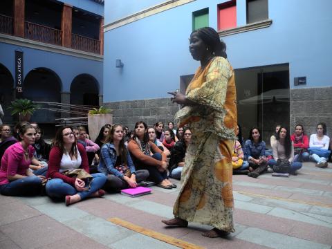 10. Actuación de Agnès Agboton en Casa África, escritora y cuentacuentos (Benín)