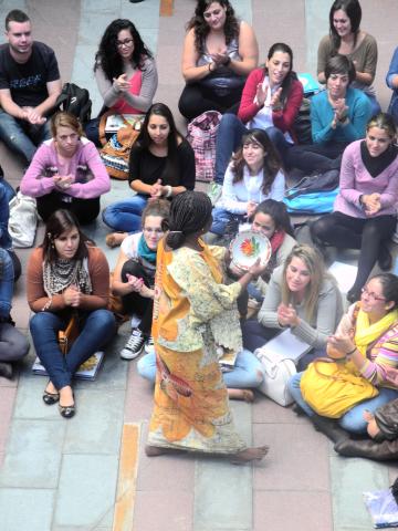 11. Actuación de Agnès Agboton en Casa África, escritora y cuentacuentos (Benín)