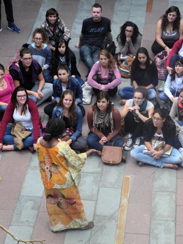 13. Actuación de Agnès Agboton en Casa África, escritora y cuentacuentos (Benín)