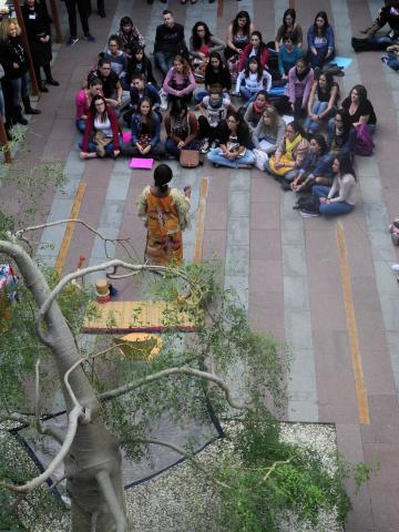 14. Actuación de Agnès Agboton en Casa África, escritora y cuentacuentos (Benín)