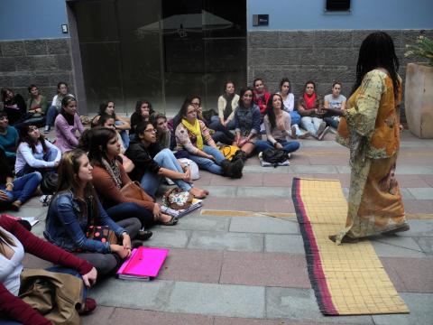 15. Actuación de Agnès Agboton en Casa África, escritora y cuentacuentos (Benín)