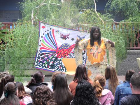 17. Actuación de Agnès Agboton en Casa África, escritora y cuentacuentos (Benín)