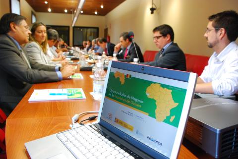 1. Imágenes del desayuno con Guillermo Ardizone García - Embajador de España en Guinea-, y Santiago Martínez-Caro - Director General de Casa África-