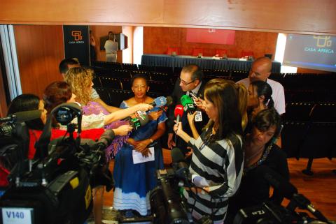 1. Imagen de la Sra. Dña. Fikile Magubane, Embajadora de Sudáfrica en España, previa a la conferencia