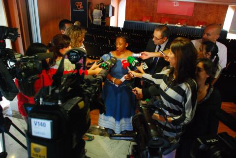 2. Imagen de la Sra. Dña. Fikile Magubane, Embajadora de Sudáfrica en España, previa a la conferencia