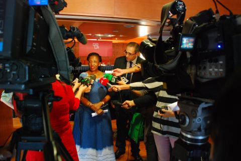 3. Imagen de la Sra. Dña. Fikile Magubane, Embajadora de Sudáfrica en España, previa a la conferencia