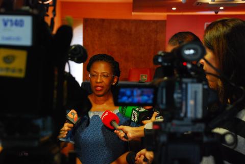 4. Imagen de la Sra. Dña. Fikile Magubane, Embajadora de Sudáfrica en España, previa a la conferencia