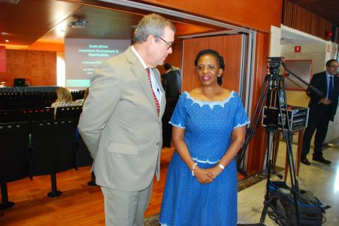 6. Imagen de la Sra. Dña. Fikile Magubane, Embajadora de Sudáfrica en España, con el Sr. D. Santiago Martínez-Caro, Director General de Casa África