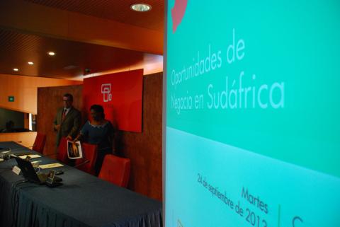 8. Imagen previa a la conferencia con Fikile Magubane y Santiago Martínez-Caro