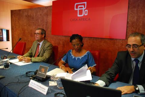 9. Imagen previa a la conferencia con Fikile Magubane y Santiago Martínez-Caro