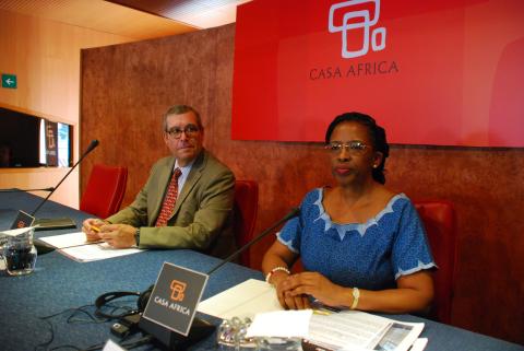 10. Imagen previa a la conferencia con Fikile Magubane y Santiago Martínez-Caro
