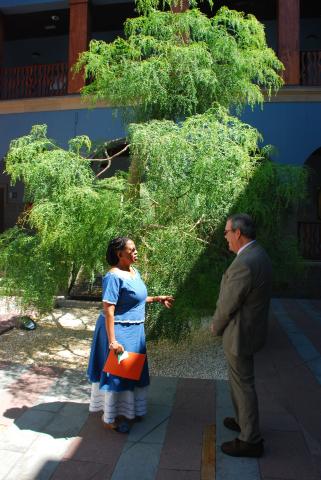 12. Imagen de la Sra. Dña. Fikile Magubane, Embajadora de Sudáfrica en España, y Sr. D. Santiago Martínez-Caro, Director General de Casa África