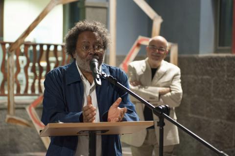 14. Presentación de la exposición Escena Caboverdiana en Casa África por el artista Leão Lopes