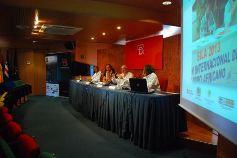 19. Imagen de la mesa redonda Las Artes Plásticas en Cabo Verde formada por Tchalé Figueira, Leão Lopes e Irineu Rocha da Cruz, moderada por Orlando Britto Jinorio, en Casa África