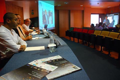 20. Imagen de la mesa redonda Las Artes Plásticas en Cabo Verde formada por Tchalé Figueira, Leão Lopes e Irineu Rocha da Cruz, moderada por Orlando Britto Jinorio, en Casa África