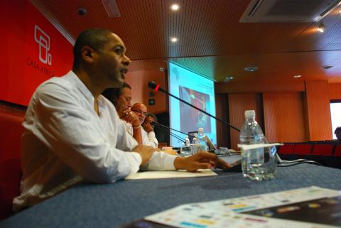 21. Imagen de la mesa redonda Las Artes Plásticas en Cabo Verde formada por Tchalé Figueira, Leão Lopes e Irineu Rocha da Cruz, moderada por Orlando Britto Jinorio, en Casa África