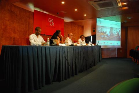 22. Imagen de la mesa redonda Las Artes Plásticas en Cabo Verde formada por Tchalé Figueira, Leão Lopes e Irineu Rocha da Cruz, moderada por Orlando Britto Jinorio, en Casa África