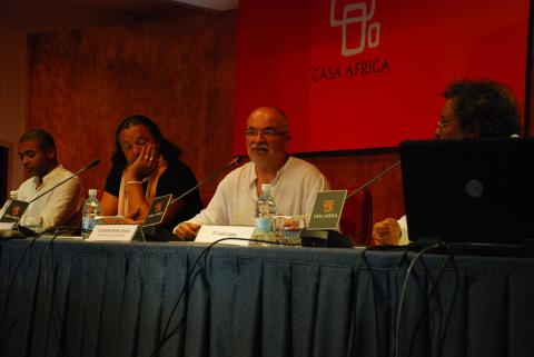 23. Imagen de la mesa redonda Las Artes Plásticas en Cabo Verde formada por Tchalé Figueira, Leão Lopes e Irineu Rocha da Cruz, moderada por Orlando Britto Jinorio, en Casa África