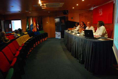 24. Imagen de la mesa redonda Las Artes Plásticas en Cabo Verde formada por Tchalé Figueira, Leão Lopes e Irineu Rocha da Cruz, moderada por Orlando Britto Jinorio, en Casa África