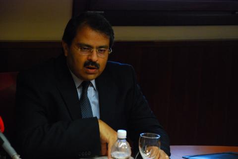 1. Imagen del Sr. D. Ayman Abdulsamie Omar Zaineldine, en su visita a Casa África