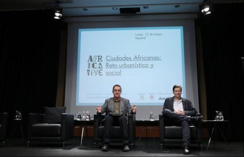 8. Intervención de Manuel J. Martín Hernández y Vicente Díaz García, en la presentación de la publicación ganadora del V Premio de Ensayo Casa África 2013 “Un modo de afrontar la ciudad africana”