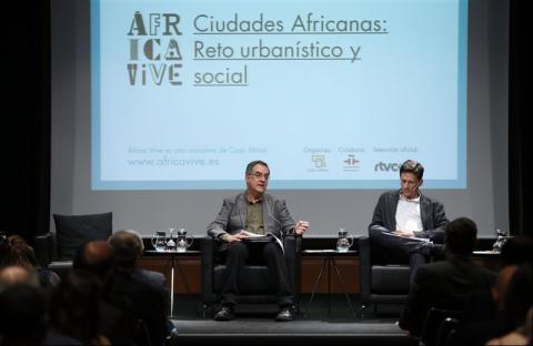 11. Intervención de Manuel J. Martín Hernández y Vicente Díaz García, en la presentación de la publicación ganadora del V Premio de Ensayo Casa África 2013 “Un modo de afrontar la ciudad africana”