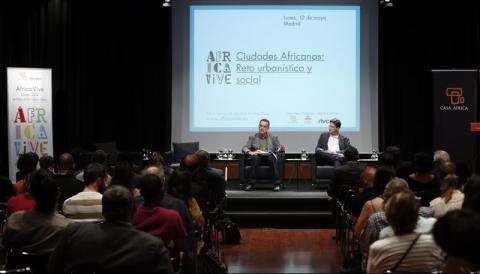 12. Intervención de Manuel J. Martín Hernández y Vicente Díaz García, en la presentación de la publicación ganadora del V Premio de Ensayo Casa África 2013 “Un modo de afrontar la ciudad africana”
