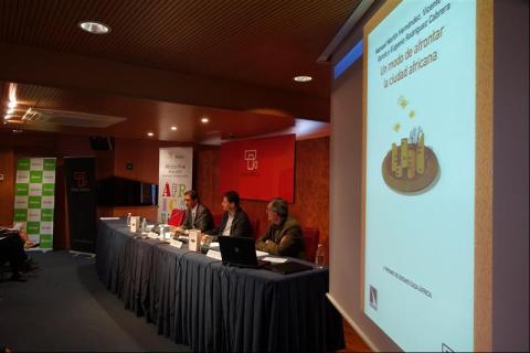 21. Presentación del libro “Un modo de afrontar la ciudad africana”, V Premio de Ensayo Casa África 2013, por  Luis Padrón, Director General de Casa África en su sede