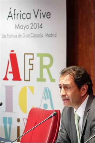 24. Presentación del libro “Un modo de afrontar la ciudad africana”, V Premio de Ensayo Casa África 2013, por  Luis Padrón, Director General de Casa África en su sede