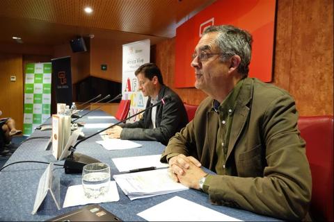 26. Presentación del libro “Un modo de afrontar la ciudad africana”, V Premio de Ensayo Casa África 2013, por  sus autores: Manuel J. Martín Hernández y Vicente Díaz García en Casa África