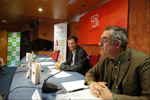 27. Presentación del libro “Un modo de afrontar la ciudad africana”, V Premio de Ensayo Casa África 2013, por  sus autores: Manuel J. Martín Hernández y Vicente Díaz García en Casa África
