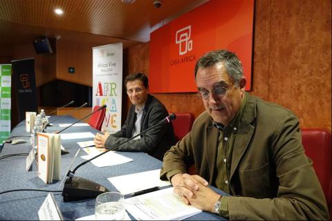 28. Presentación del libro “Un modo de afrontar la ciudad africana”, V Premio de Ensayo Casa África 2013, por  sus autores: Manuel J. Martín Hernández y Vicente Díaz García en Casa África