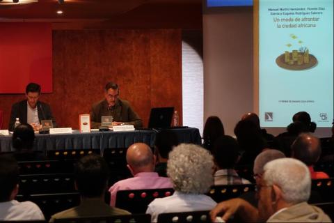29. Presentación del libro “Un modo de afrontar la ciudad africana”, V Premio de Ensayo Casa África 2013, por  sus autores: Manuel J. Martín Hernández y Vicente Díaz García en Casa África