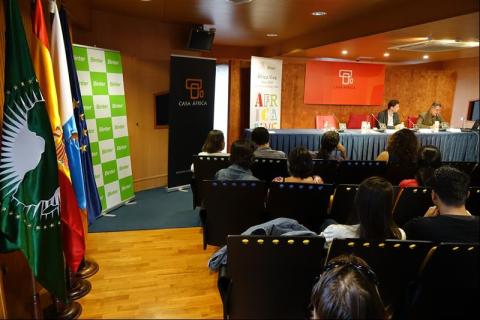 31. Presentación del libro “Un modo de afrontar la ciudad africana”, V Premio de Ensayo Casa África 2013, por  sus autores: Manuel J. Martín Hernández y Vicente Díaz García en Casa África