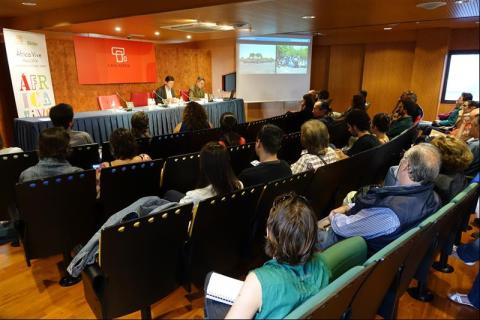 32. Presentación del libro “Un modo de afrontar la ciudad africana”, V Premio de Ensayo Casa África 2013, por  sus autores: Manuel J. Martín Hernández y Vicente Díaz García en Casa África