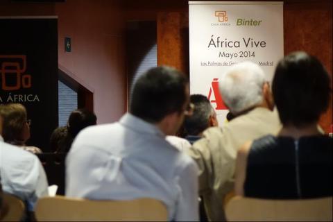 33. Presentación del libro “Un modo de afrontar la ciudad africana”, V Premio de Ensayo Casa África 2013, por  sus autores: Manuel J. Martín Hernández y Vicente Díaz García en Casa África