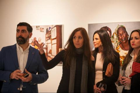 10. Presentación de la exposición Albinos, a la sombra del sol, en Casa África por Ana Yturralde, fotógrafa